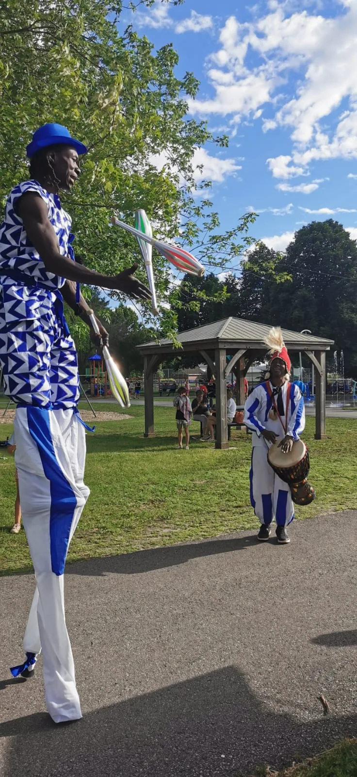 Déambulation au parc, jonglerie et percussions